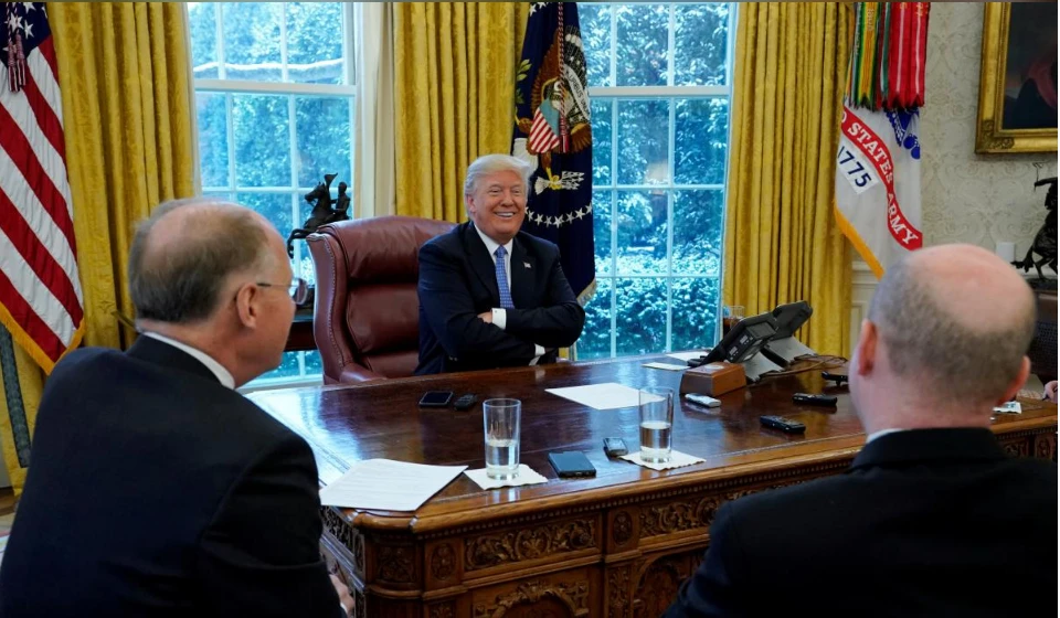 Tổng thống Mỹ Donald Trump (giữa) rong cuộc trả lời phỏng vấn độc quyền Reuters tại Nhà Trắng ngày 17-1. Ảnh: REUTERS