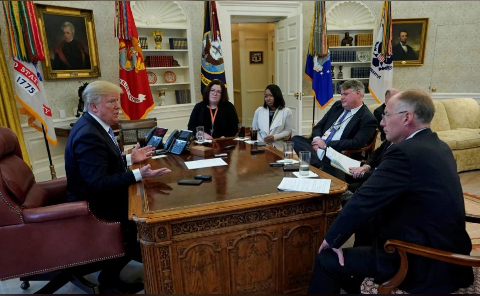 Tổng thống Mỹ Donald Trump (trái) trả lời phỏng vấn Reuters từ Nhà Trắng, ngày 17-1. Ảnh: REUTERS