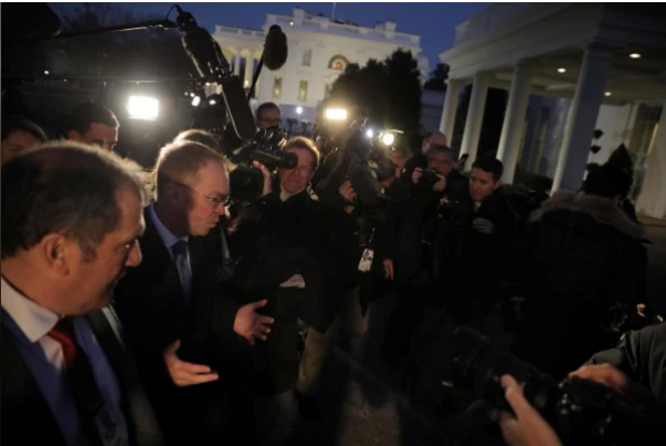 Giám đốc ngân sách Nhà Trắng Mick Mulvaney (đeo kính) trao đổi với báo chí tại Nhà Trắng tối 19-1. Ảnh: REUTERS