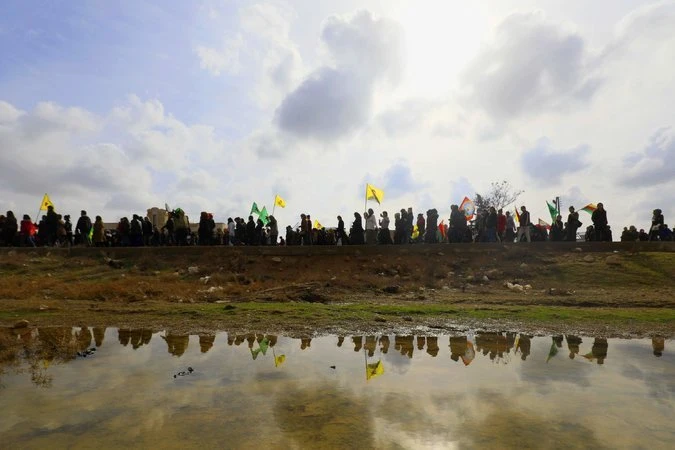 Người Kurd ở Syria tuần hành ở thị trấn Amuda (đông bắc Syria), giáp Thổ Nhĩ Kỳ ngày 21-1, phản đối “Chiến dịch nhành Ô Liu” của Thổ Nhĩ Kỳ. Ảnh: GETTY IMAGES