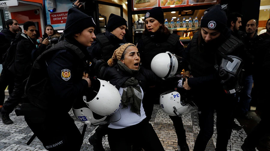 Biểu tình tại Istanbul (Thổ Nhĩ Kỳ) ngày 21-1, phản đối “Chiến dịch nhành Ô liu” của Thổ Nhĩ Kỳ nhắm vào người Kurd ở Syria. Ảnh: REUTERS