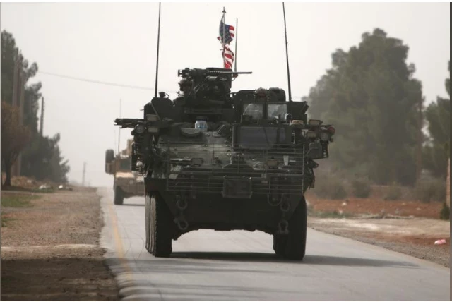 Xe tăng Mỹ ở bắc TP Manbij, tỉnh Aleppo (đông bắc Syria) thời điểm mới triển khai đến vào tháng 3-2017. Ảnh: REUTERS