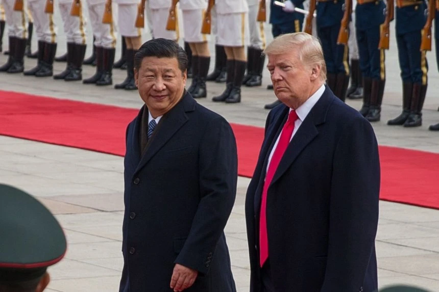 Tổng thống Mỹ Donald Trump (phải) được Chủ tịch Trung Quốc Tập Cận Bình đón tiếp tại Bắc Kinh trong chuyến thăm Trung Quốc tháng 11-2017. Ảnh: EPA