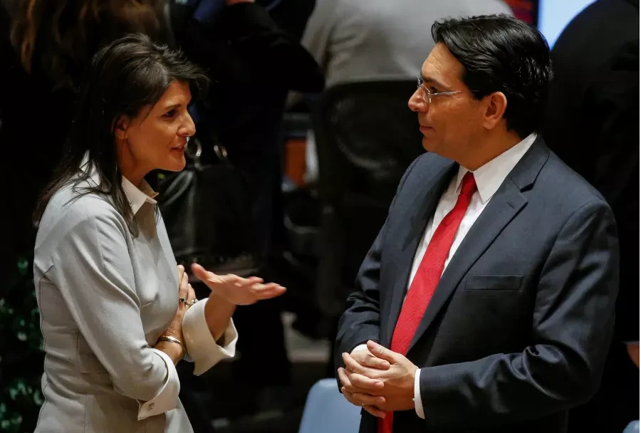 Đại sứ Israel tại LHQ Danny Danon (phải) trao đổi cùng đại sứ Mỹ tại LHQ Nikki Haley trước cuộc họp của HĐBA LHQ về Jerusalem, Palestine và Israel. Ảnh REUTERS