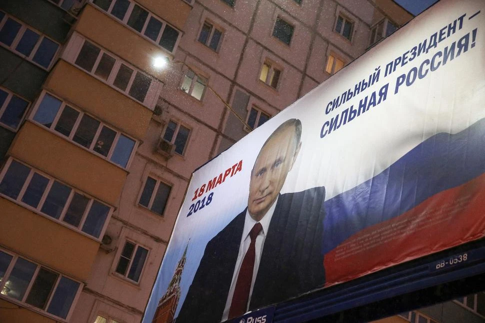 Nga đang cáo buộc Mỹ can thiệp bầu cử tổng thống tháng 3 tới. Áp phích tranh cử của Tổng thống Nga Vladimir Putin tại Kazan (Nga) ngày 23-1- Ảnh: GETTY IMAGES