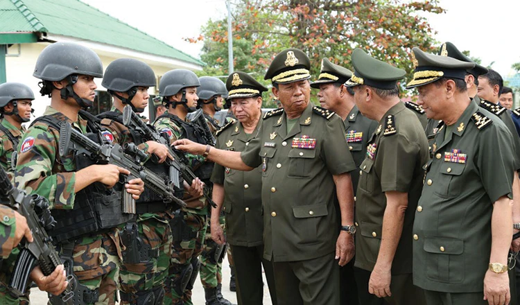 Binh sĩ Campuchia. Trung Quốc sẽ tặng Campuchia 100 xe tăng, xe bọc thép khi hai nước tập trận chung vào tháng 3. Ảnh: KHMER TIMES