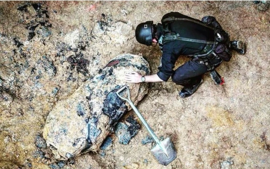 Hiện trường tháo quả bom thứ nhất. Ảnh: SCMP