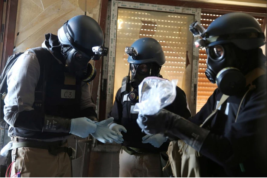 Chuyên gia vũ khí hóa học Liên Hiệp Quốc điều tra hiện trường vụ tấn công bằng vũ khí hóa học ở khu Ain Tarma phía đông Damacus (Syria) ngày 29-1. Ảnh: REUTERS