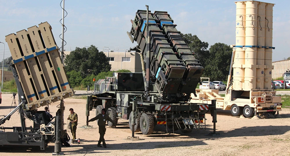 Hệ thống tên lửa phòng thủ đất đối không Irone Dome (trái), tên lửa phòng thủ MIN-104 Patriot (giữa), tên lửa chống tên lửa đạn đạo Arrow 3 (phải) trong cuộc họp báo tại căn cứ không quân Hatzor của Israel ngày 25-2-2016 về cuộc trận chung Juniper Cobra. Ảnh: AFP