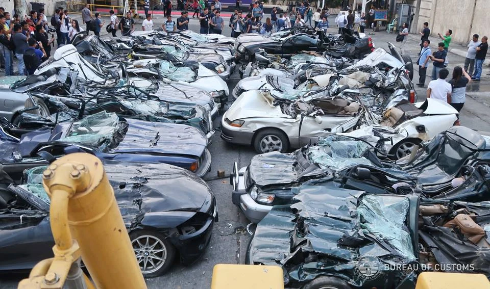 Dàn siêu xe sau khi bị cán dẹp. Ảnh: FACEBOOK của Cục Hải quan Philippines