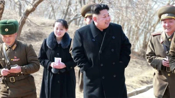 Bà Kim Yo-jong trong lần cùng anh trai là lãnh đạo Triều Tiên Kim Jong-un đi thăm quân đội năm 2015. Ảnh: KCNA