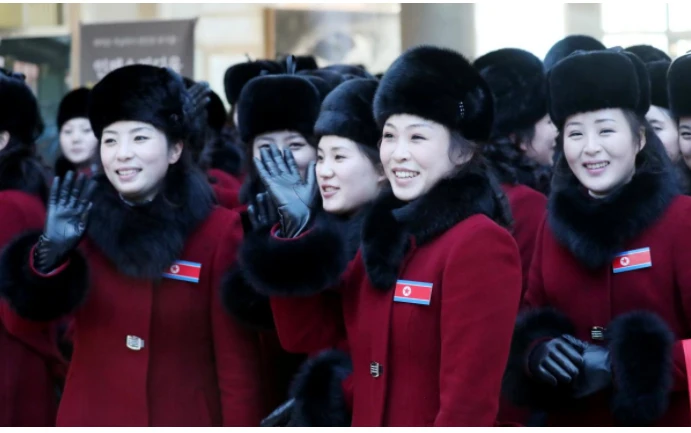 Đội cổ vũ Triều Tiên đến Inje (Hàn Quốc) ngày 7-2. Ảnh: REUTERS