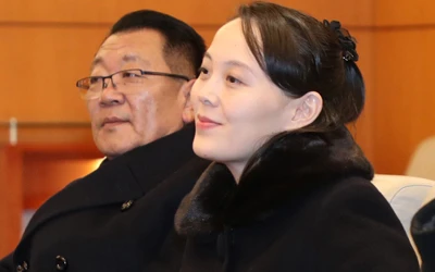 Bà Kim Yo-jong, em gái lãnh đạo Triều Tiên Kim Jong-un trong buổi gặp gỡ ngắn với Bộ trưởng Bộ Thống nhất Hàn Quốc Cho Myoung-gyon tại sân bay quốc tế Incheon ở Seoul (Hàn Quốc) trưa ngày 9-2. Ảnh: YONHAP