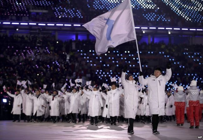 Đoàn VĐV liên Triều diễu hành cùng nhau dưới lá cờ thống nhất trên sân vận động Olympic Pyeongchang trong lễ khai mạc Thế Vận Hội Mùa Đông 2018 tại Hàn Quốc tối 9-2. Ảnh: AP