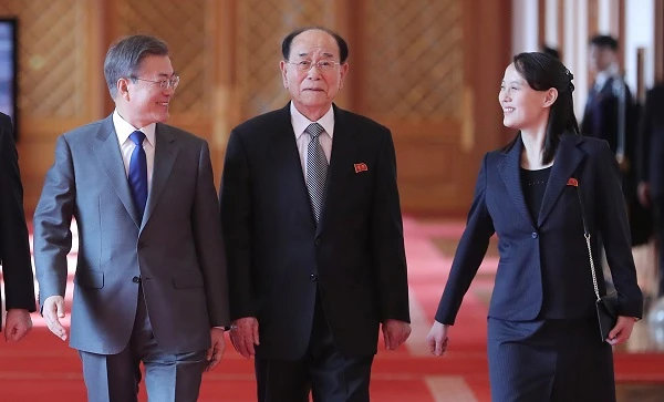 Tổng thống Moon Jae-in (trái) trao đổi với bà Kim Yo-jong (phải) và ông Kim Yong-nam (giữa) trên đường đến phòng tiệc trưa ở Nhà Xanh sau cuộc gặp sáng 10-2. Ảnh: YONHAP