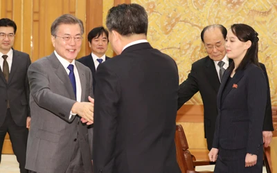 Cuộc gặp lịch sử giữa Tổng thống Hàn Quốc Moon Jae-in và bà Kim Yo-jong cùng phái đoàn cấp cao Triều Tiên tại dinh tổng thống ở Seoul ngày 10-2. Ảnh: YONHAP