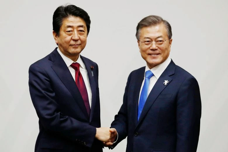 Tổng thống Hàn Quốc Moon Jae-in (phải) và Thủ tướng Nhật Shinzo Abe gặp song phương tại khu nghỉ mát Yongpyeong thuộc TP Pyeongchang, tỉnh Gangwon (Hàn Quốc) ngày 9-2. Ảnh: STRAIT TIMES