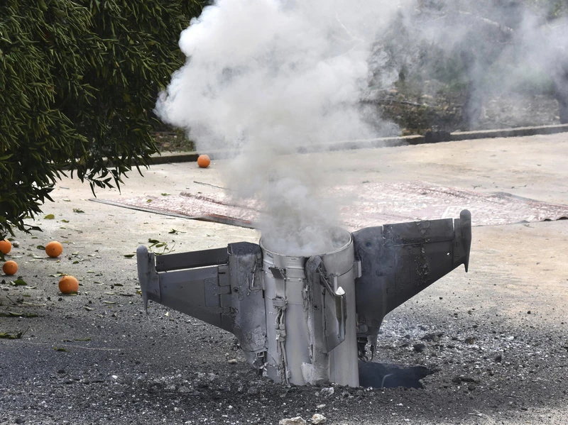 Khói bốc lên từ một tên lửa rơi ở tây nam Lebanon, mà hãng tin quốc gia Lebanon nói do Israel bắn sang Syria mà đi lạc sang Lebannon. Ảnh: AP