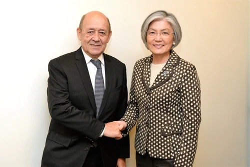 Ngoại trưởng Hàn Quốc Kang Kyung-wha (phả) và Ngoại trưởng Pháp Jean-Yves Le Drian. Ảnh: YONHAP