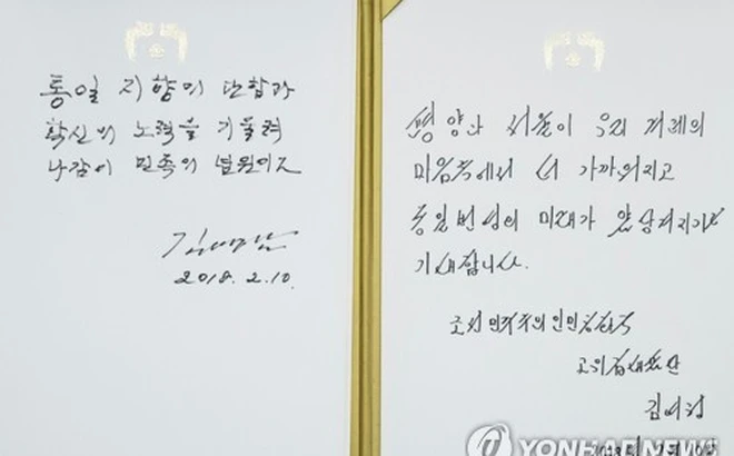 Bút tích của bà Kim Yo-jong (phải) và của ông Kim Yong-nam trong sổ lưu niệm Nhà Xanh. Ảnh: YONHAP