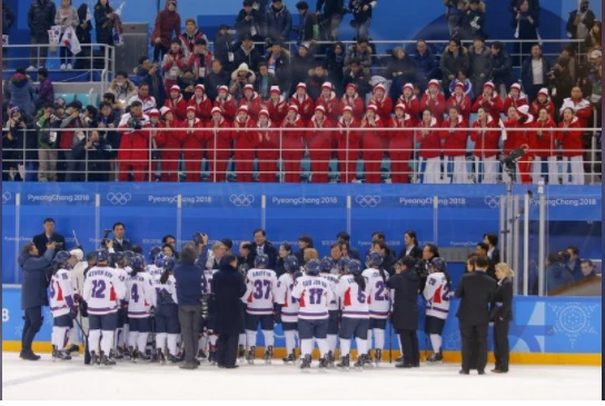 Tổng thống Hàn Quốc Moon Jae-in, Chủ tịch Ủy ban Olympic Quốc tế Thomas Bach, ông Kim Yong-nam, bà Kim Yo-jong chào hỏi các VĐV liên Triều trước trận đấu với đội Thụy Sĩ, tại trung tâm khúc côn cầu Kwandong ở TP Gangneung, tỉnh Gangwon. Ảnh: YONHAP