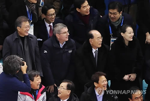 (Từ trái sang): Tổng thống Hàn Quốc Moon Jae-in, Chủ tịch Ủy ban Olympic Quốc tế Thomas Bach, ông Kim Yong-nam, bà Kim Yo-jong phấn khởi theo dõi trận đấu khúc côn cầu nữ giữa đội VĐV liên Triều với đội Thụy Sĩ, tại trung tâm khúc côn cầu Kwandong ở TP Gangneung, tỉnh Gangwon. Ảnh: YONHAP