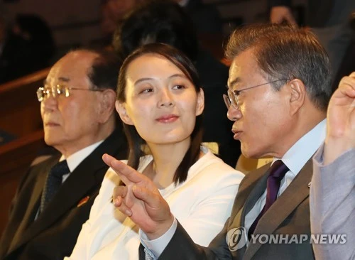 Tổng thống Hàn Quốc Moon Jae-in (trái) trò chuyện với bà Kim Yo-jong trước khi buổi trình diễn của đoàn nghệ thuật Triều Tiên bắt đầu, tại Seoul tối 11-2. Ảnh: YONHAP