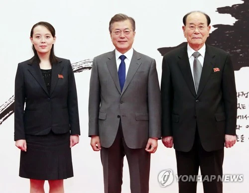 Tổng thống Hàn Quốc Moon Jae-in (giữa) chụp hình lưu niệm với bà Kim Yo-jong và ông Kim Yong-nam trong cuộc gặp tại Nhà Xanh ngày 10-2. Ảnh: YONHAP