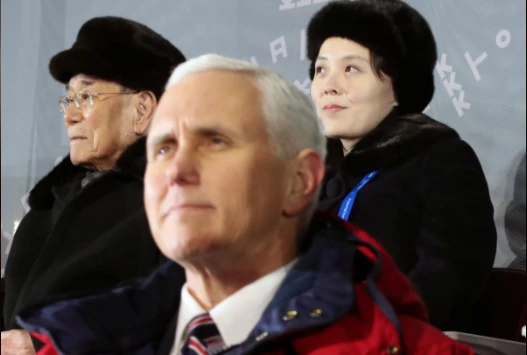 Phó Tổng thống Mỹ Mike Pence (hàng đầu) ngồi không xa bà Kim Yo-jong, em gái ông Kim Jong-un, và ông Kim Yong-nam tại lễ khai mạc Thế vận hội mùa đông 2018 ở Pyeongchang tối 9-2. Ảnh: REUTERS