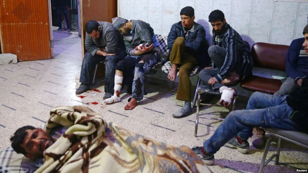 Người dân bị thương được đưa đến một cơ sở y tế ở Douma, Đông Ghouta, ngoại ô thủ đô Damacus (Syria) ngày 20-2. Ảnh: REUTERS