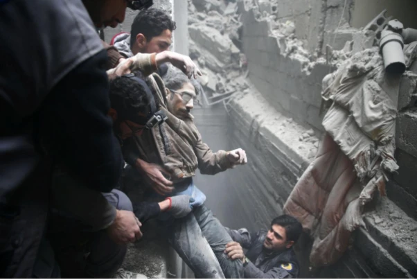 Người dân bị thương ở thị trấn Douma thuộc Đông Ghouta (Syria) ngày 22-2. Ảnh: REUTERS