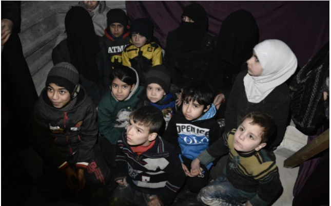Phụ nữ và trẻ em ở Đông Ghouta phải sống tạm bợ nhiều ngày trong hầm trú ẩn. Ảnh: AMERICAN MEDICAL SOCIETY