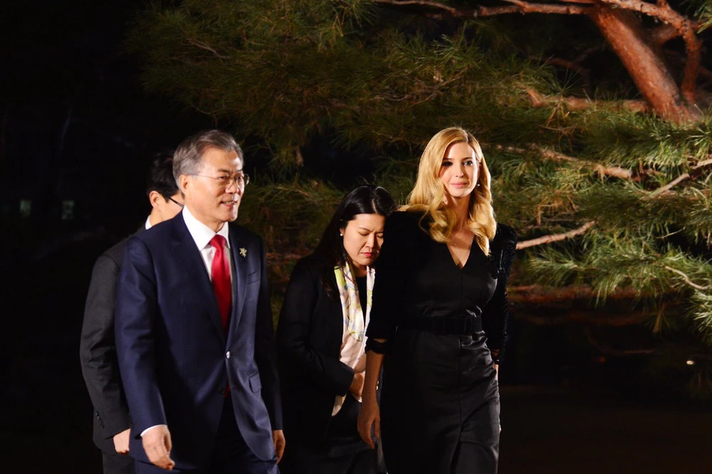 Tổng thống Hàn Quốc Moon Jae-in (trái) và cô Ivanke Trump (phải) cùng đến phòng tiệc tối ở Nhà Xanh ngày 23-2. Ảnh: YONHAP