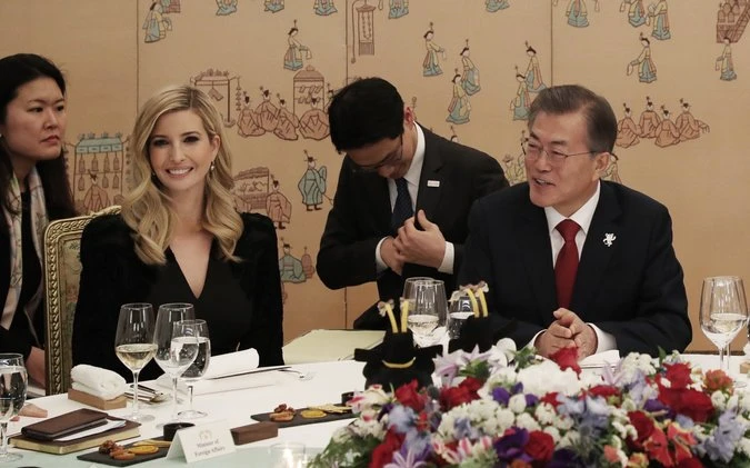 Tổng thống Hàn Quốc Moon Jae-in (phải) và Cố vấn cấp cao Nhà Trắng Ivanka Trump, con gái Tổng thống Mỹ Donald Trump trong bữa tiệc tối tại Nhà Xanh ở Seoul (Hàn Quốc) ngày 23-2. Ảnh: YONHAP