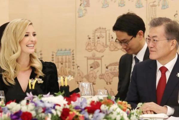 Tổng thống Hàn Quốc Moon Jae-in (phải) và Cố vấn cấp cao Nhà Trắng Ivanka Trump, con gái Tổng thống Mỹ Donald Trump trong bữa tiệc tối tại Nhà Xanh ở Seoul (Hàn Quốc) ngày 23-2. Ảnh: YONHAP