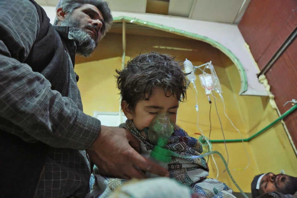 Cấp cứu người dân Đông Ghouta, ngoại ô Damacus (Syria) bị thương trong vụ tấn công vũ khí hóa học ngày 25-2. Ảnh: GETTY IMAGES
