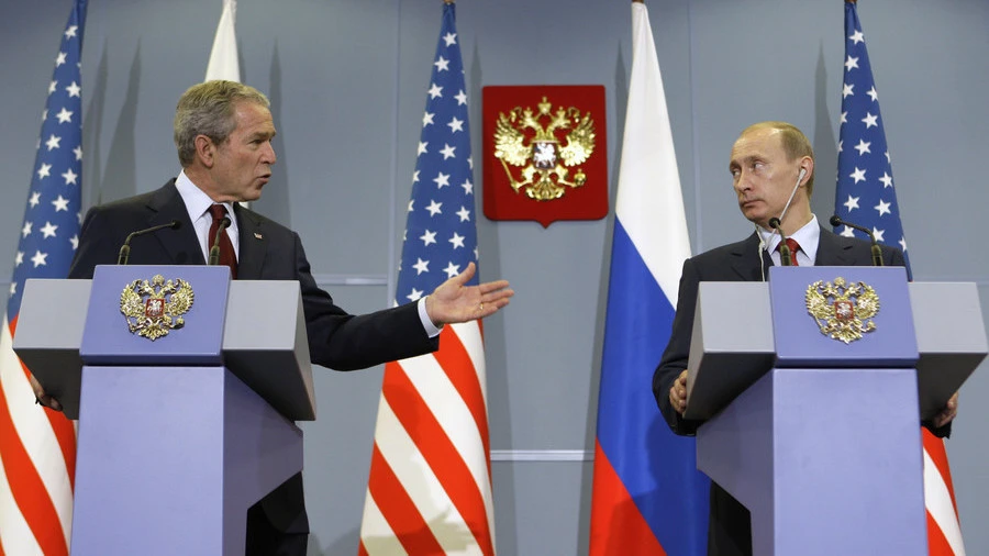Cựu Tổng thống Mỹ George W. Bush (trái) và Tổng thống Nga Vladimir Putin. Ảnh: REUTERS