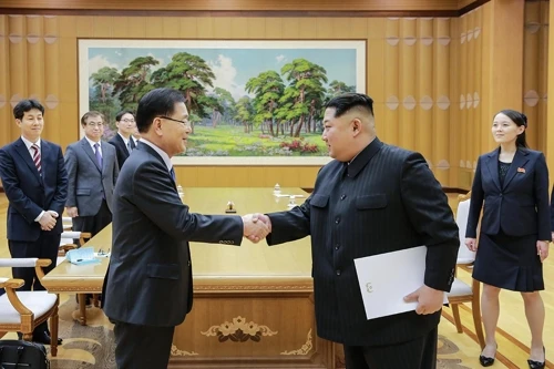 Lãnh đạo Triều Tiên Kim Jong-un (phải) bắt tay Giám đốc Văn phòng An ninh Quốc gia Hàn Quốc Chung Eui-yong trong buổi tiếp tại trụ sở đảng Lao động ở Bình Nhưỡng (Triều Tiên) chiều 5-3. Ảnh: KCNA