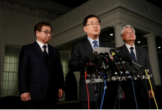 Giám đốc Văn phòng An ninh Quốc gia Hàn Quốc Chung Eui-yong (giữa) họp báo tại Nhà Trắng ngày 8-3, thông báo cuộc gặp dự kiến giữa Tổng thống Mỹ Donald Trump và lãnh đạo Triều Tiên Kim Jong-un. Ảnh: REUTERS