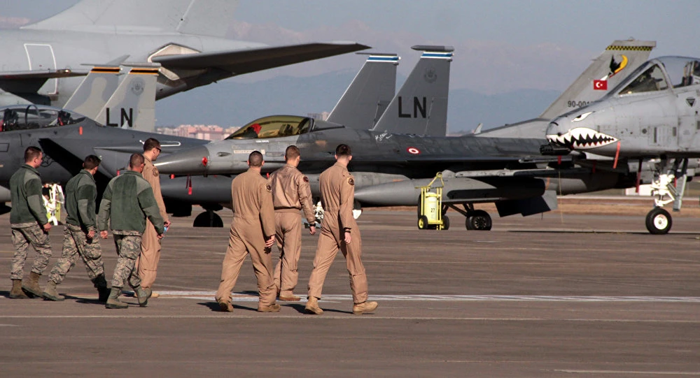 Lính không quân Mỹ và dàn máy bay chiến đấu Mỹ ở căn cứ không quân Incirlik gần Adana (Thổ Nhĩ Kỳ). Ảnh: SPUTNIK