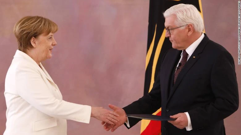 Thủ tướng Đức Angela Merkel (trái) và Tổng thống Đức Frank-Walter Steinmeier ngày 14-3. Ảnh: CNN