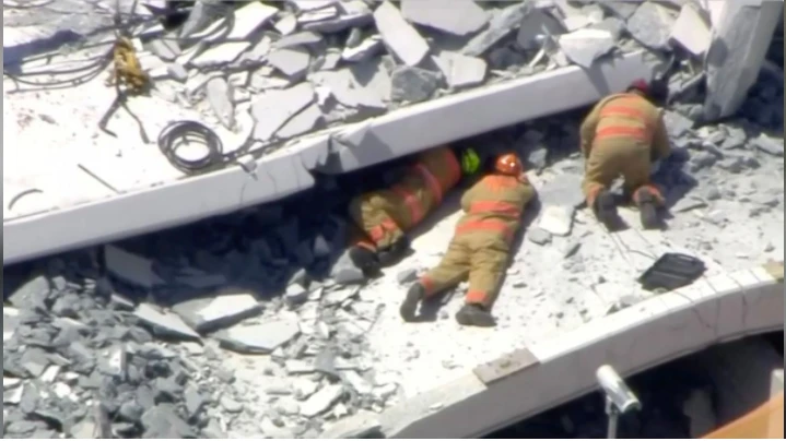 Cứu hộ nạn nhân. Ảnh:: REUTERS