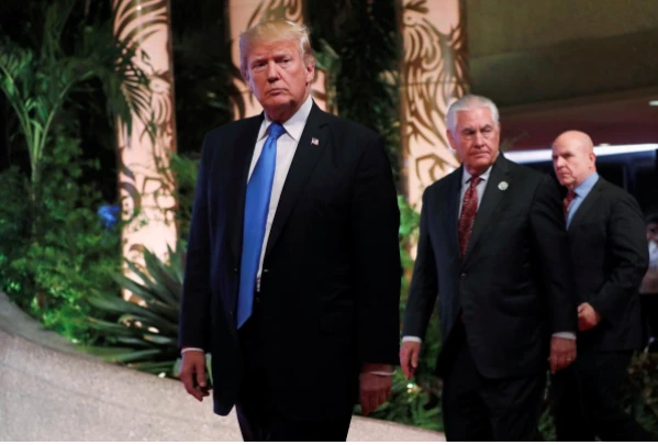 Ông Trump quyết định thay cố vấn quốc gia McMaster ảnh 1 (Từ trái sang) Tổng thống Donald Trump, Ngoại trưởng Rex Tillerson, Cố vấn An ninh Quốc gia H.R. McMaster tại Hội nghị Đông Á lần thứ 12 tại Manila (Philippines) ngày 14-11-2017. Ảnh: REUTERS