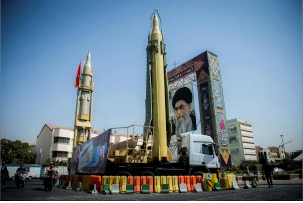 Tên lửa và ảnh Lãnh đạo Tối cao Iran Ayatollah Ali được trưng bày tại Quảng trường Baharestan ở thủ đô Tehran (Iran) tháng 9-2017. Ảnh REUTERS