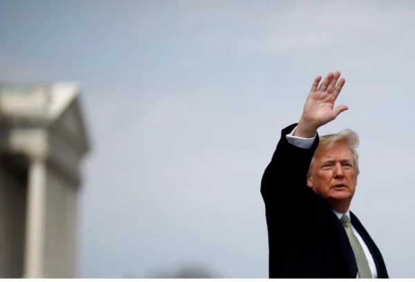 Tổng thống Mỹ Donald Trump vừa ký thông qua luật đi lại Đài Loan, khuyến khích quan chức hai nước qua lại gặp gỡ nhau. Ảnh REUTERS