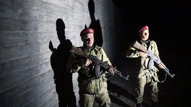 Quân Thổ Nhĩ Kỳ và phe nổi dậy Syria chiếm kho đạn của tay súng người Kurd ở Afrin (Syria). Ảnh YENI SAFAK