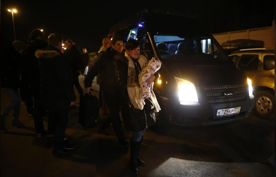 Các nhà ngoại giao Nga và người thân về tới sân bay Vnukovo bên ngoài Moscow (Nga) tối 20-3. Ảnh: REUTERS