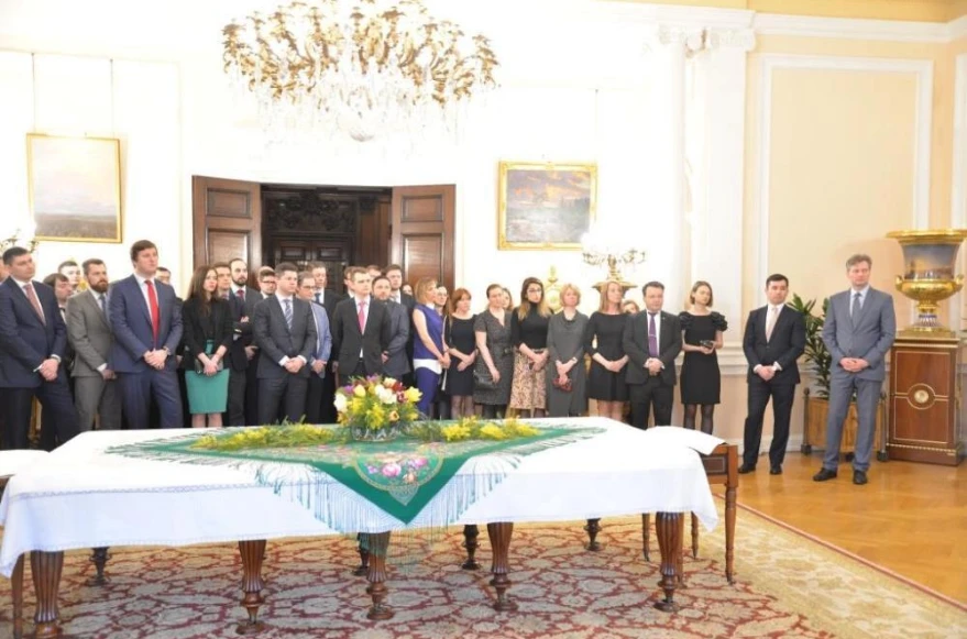 Các nhà ngoại giao Nga chia tay tại đại sứ quán Nga ở London (Anh) trước khi lên đường về nước. Ảnh: REUTERS