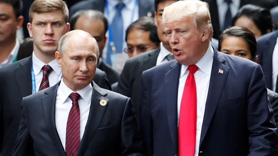 Tổng thống Mỹ Donald Trump trò chuyện với Tổng thống Nga Vladimir Putin khi cùng tham dự hội nghị Diễn đàn Hợp tác Kinh tế châu Á-Thái Bình Dương (APEC) ở Việt Nam ngày 11-11-2017. Ảnh: REUTERS