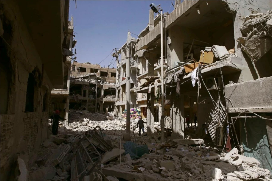 Quang cảnh hoang tàn ở thị trấn Douma, Đông Ghouta ngày 21-3. Ảnh: REUTERS